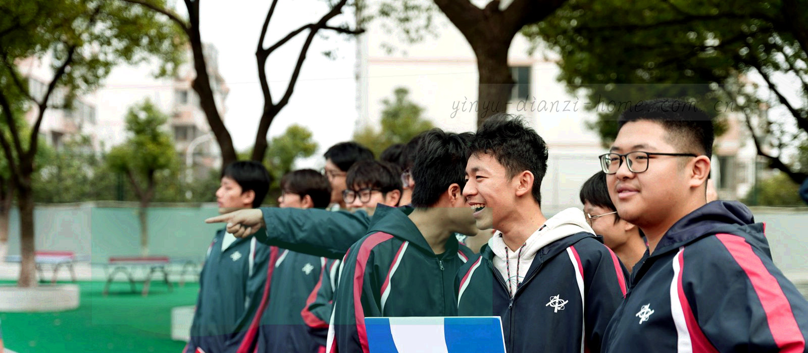 抽象坐标刻度与文本行块组合成的几何图形，银灰与暖金点缀，无文字
